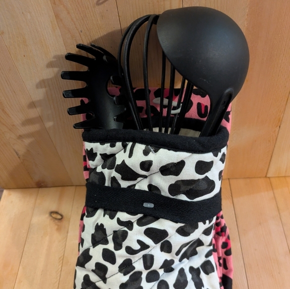 Pink Leopard Print Kitchen Oven Mitt Set - Picture 6 of 7
